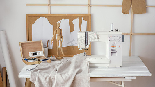 带缝纫机的前视图裁缝工作室。
