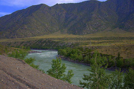 阿拉泰摄影照片_绿松石色的卡吞河蜿蜒的河床。
