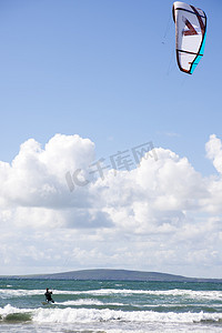 极限冲浪摄影照片_快速冲浪的极限风筝冲浪者