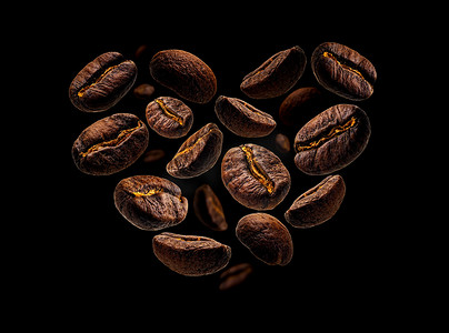 黑色背景中心形的咖啡豆