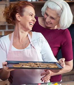 母亲和女儿做饼干