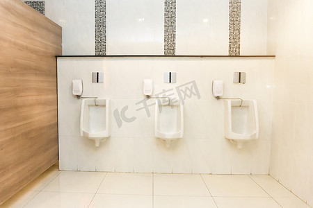 小便器摄影照片_现代私人厕所或卫生间的内部