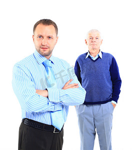 一个轻松的儿子与他的父亲站在后面反对白色背景的肖像。