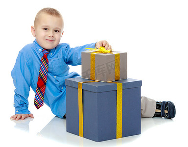 小男孩看着装着礼物的盒子