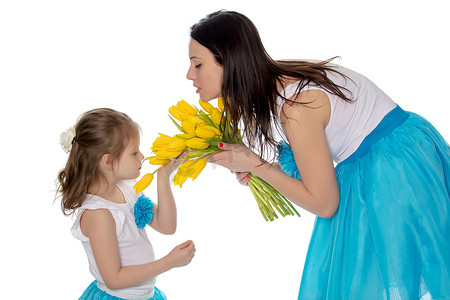 妈妈和女儿享受着花香。