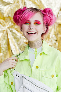 一个开朗的女人粉红色头发时髦时尚的肖像