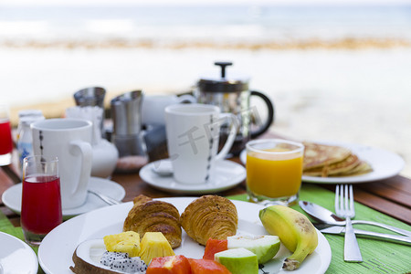 火龙果大棚摄影照片_包括新鲜水果和煎饼的早餐