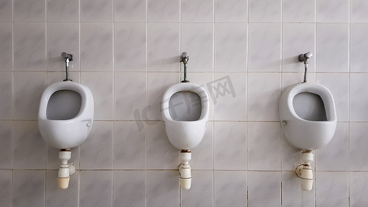 卫生间细菌摄影照片_公共厕所有很多陶瓷小便池。