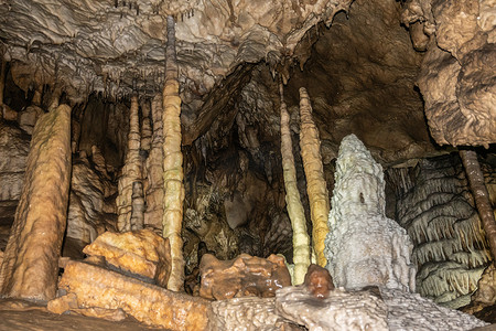 比利时摄影照片_Grottes-de-Han, Han-sur-lesse, Be 的石笋和钟乳石