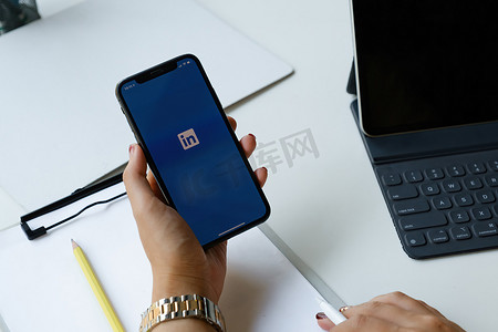 泰国清迈：2021 年 4 月 17 日：手机屏幕上的 LinkedIn 徽标。 