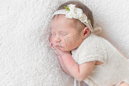 手绘发夹发带矢量图摄影照片_戴着白色发带、穿着西装的婴儿
