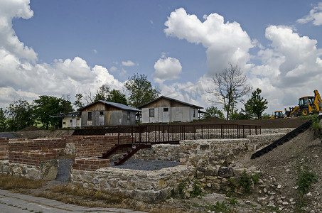 在现在摄影照片_翻新 Abritus 考古遗址的部分废墟并为游客做准备，在现在的 Razgrad 镇安装带太阳能电池板的太阳能 LED 照明柱系统