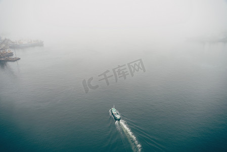 航行帆船摄影照片_摩托艇在海上航行。