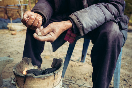 预防传染性疾病摄影照片_冬季泰国农村肖像老人与