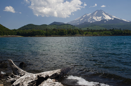 Conguillio 国家公园的Conguillio 湖和Llaima 火山。
