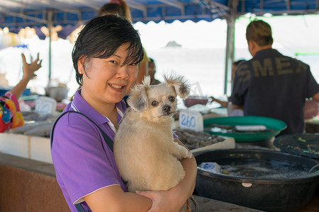 泰国女人在市场上买海鲜