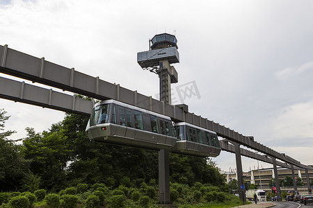 悬挂在高架 gui 上的公共交通系统轻轨
