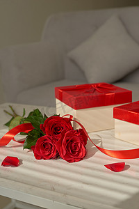 情人节礼物和红玫瑰在桌子上。