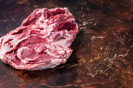 羊腿肉摄影照片_屠夫桌上的生无骨羊腿肉。