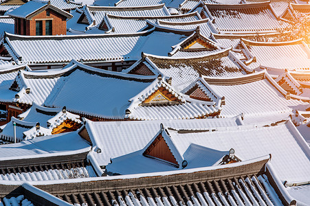 雪屋顶摄影照片_全州传统韩国村庄的屋顶被雪覆盖，全州韩屋村在冬天，韩国。
