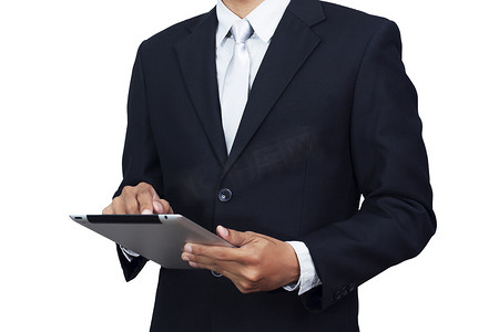 穿着正装的亚洲商人使用平板电脑在白色背景下与剪切路径隔离。 
