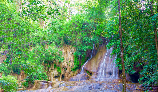 泰国桂河上美丽的瀑布。