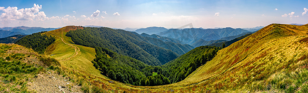 高山山脊的壮丽全景