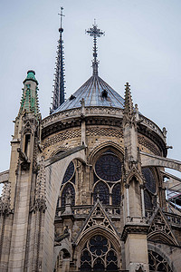 巴黎圣母院法国哥特式建筑的细节特写视图。