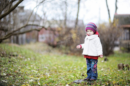 秋季公园里可爱的蹒跚学步的小孩