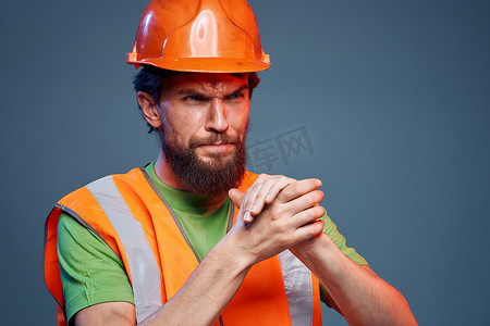 油漆安全摄影照片_身穿工作服的愤怒男子橙色油漆安全艰苦工作裁剪视图