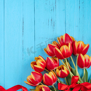 郁金香花束，母亲节设计理念 — 美丽的红色、黄色花束隔离在蓝色木质背景、顶视图、平躺、复制空间