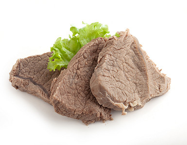 儿童牛肉摄影照片_煮熟的牛肉和生菜
