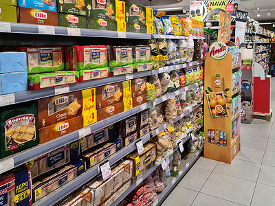 开业大减价摄影照片_希腊超市货架上的产品。
