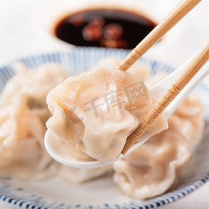 白色饺子摄影照片_新鲜、美味的煮猪肉、白色背景的虾饺子、酱油和筷子，特写，生活方式。