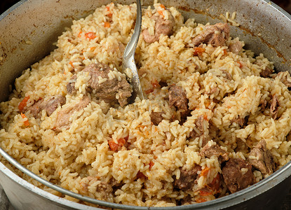 肉饭是煮沸的米饭的东方盘，用肉片和