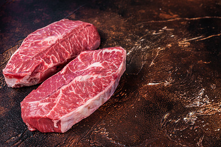 屠夫桌上的生顶刀片或扁铁牛肉牛排。