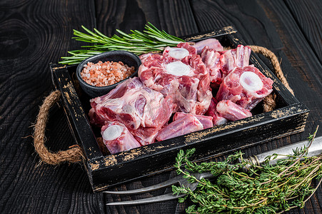 生小牛肉牛尾肉在木托盘与百里香。