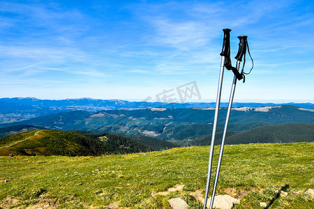 登山杖在山顶，可欣赏秋山的美丽景色。
