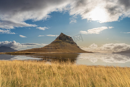 冰岛名山 Kirkjufell 在平静的阳光明媚的日子里倒映在湖中