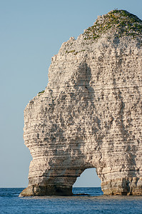 悬崖上的天然石粉笔拱