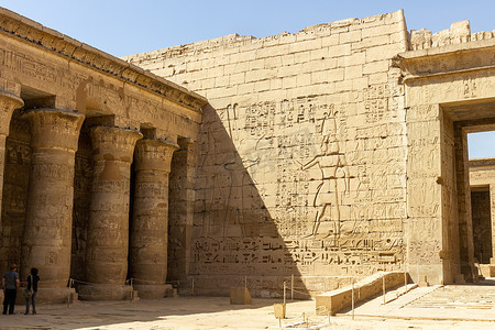 Medinet Habu 的柱子和象形文字墙