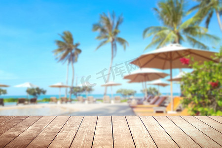 木桌有模糊的热带海洋和度假村背景。
