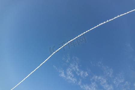 喷气摄影照片_飞机在天空留下的喷气燃料痕迹