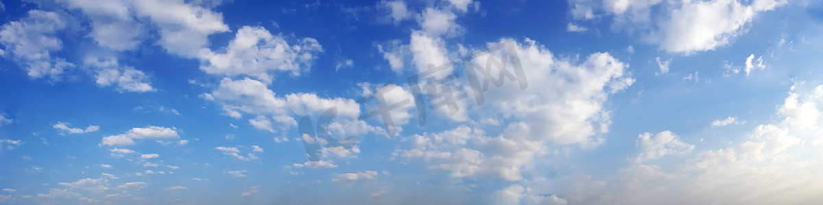 阳光明媚的摄影照片_阳光明媚的日子里有云的全景天空。