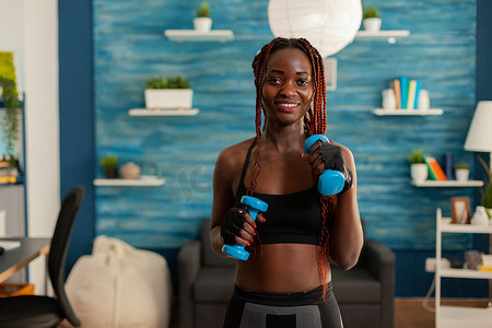 运动健美强壮的黑人女性用哑铃锻炼