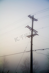 电话线线条摄影照片_雾天的电线杆和电话线