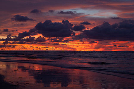 沙滩上的夕阳摄影照片_沙滩上的夕阳