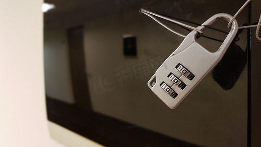 办公楼走廊特写小密码锁关闭带黑玻璃盖的电气面板
