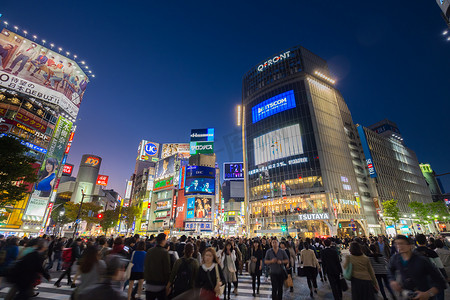 日本东京涩谷十字路口的行人