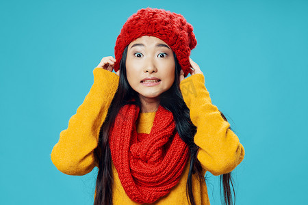 红领巾女孩摄影照片_红领巾和帽子的女人情绪优雅风格冬季凉爽魅力